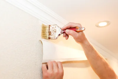 Pose de papier peint à Ferrières-Poussarou — revêtements muraux et toiles de verre